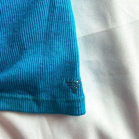 GUESS Women’s Perfect Henley V-Neck Turquoise Metal Buttons Size Medium - Picture 4 of 5